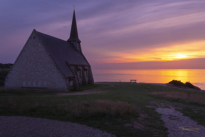 Coucher de soleil sur la chapelle d'Etretat