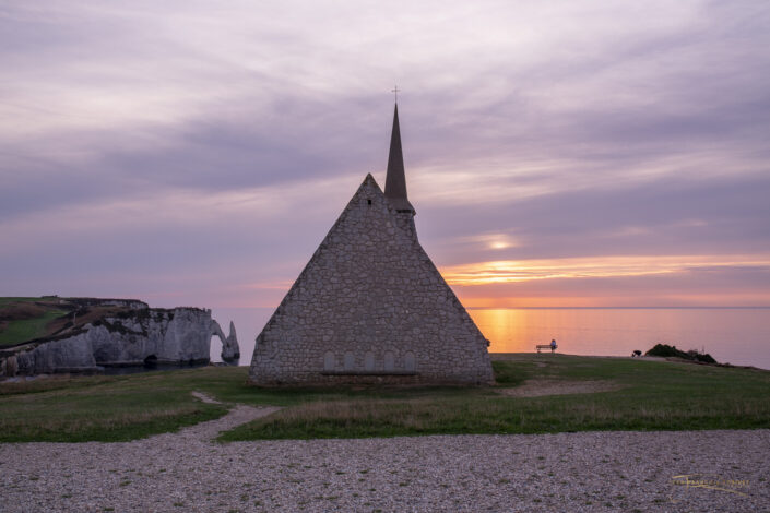 Coucher de soleil sur la chapelle d'Etretat