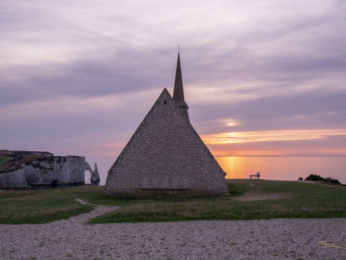 Coucher de soleil sur la chapelle d'Etretat