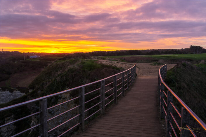 Lever de soleil au dessus du golf d'étretat