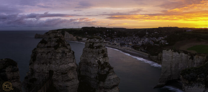 Lever de soleil sur la ville d'étretat